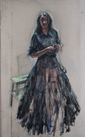 Vrouw in zwarte jurk 